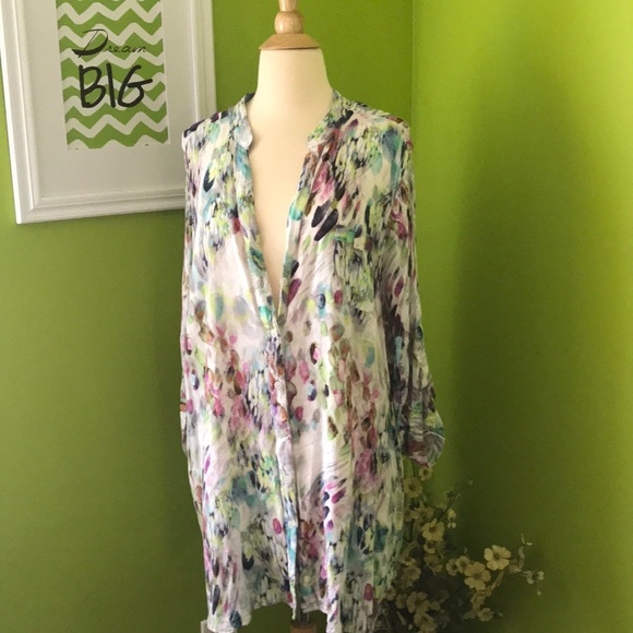 Avenue Tops - Beautiful flowing button down blouse